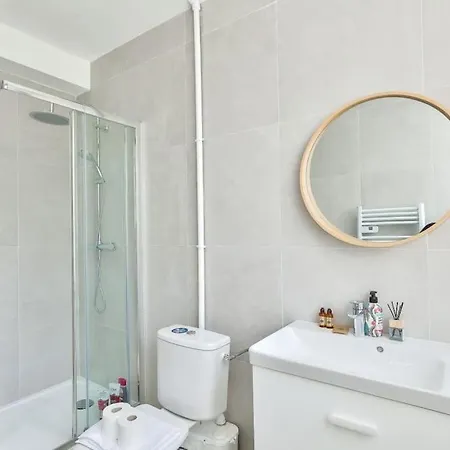 Charme Parisien 6 Personnes, 2 Chambres, 19eme *